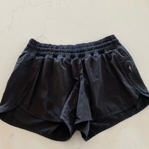 Lululemon Tracker Short III. Size 8. Solid black.